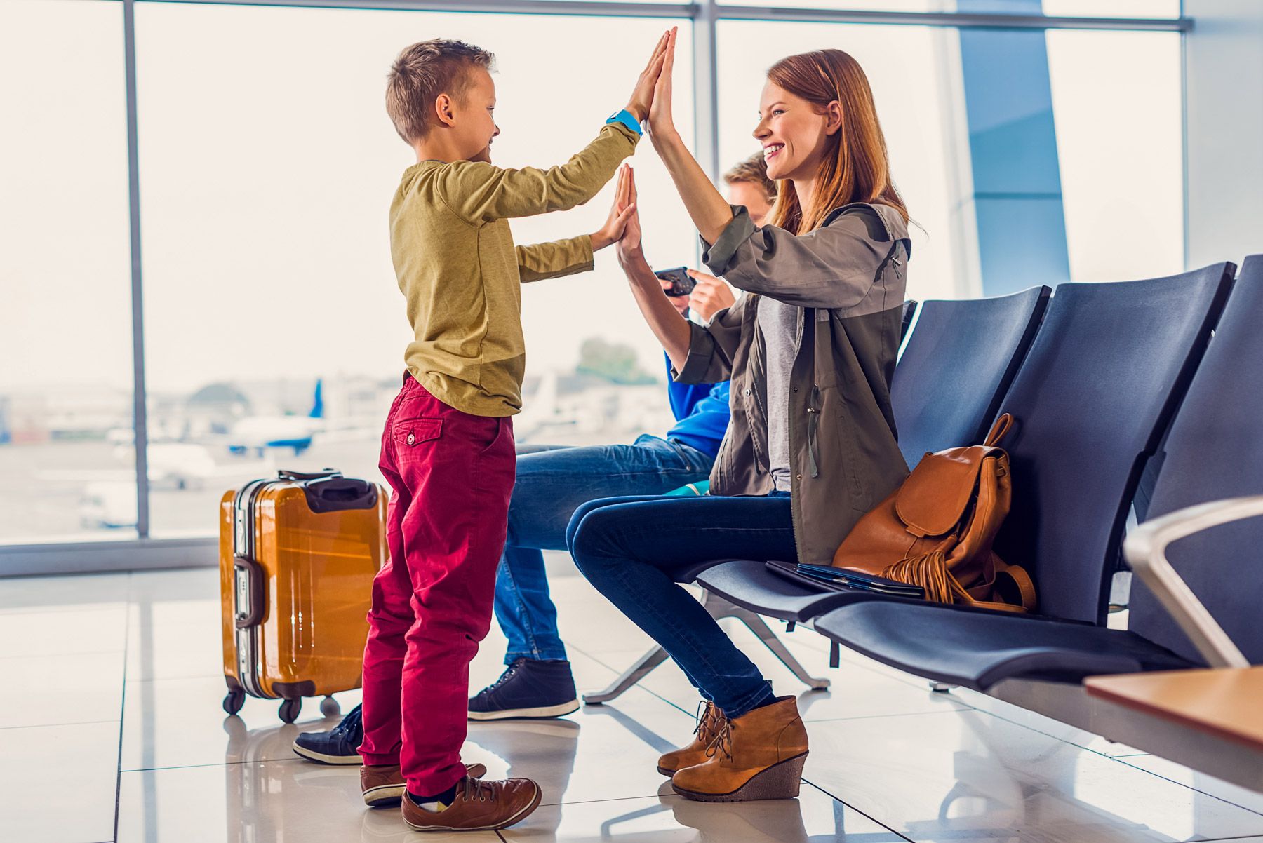 airport-family-playing-terminal