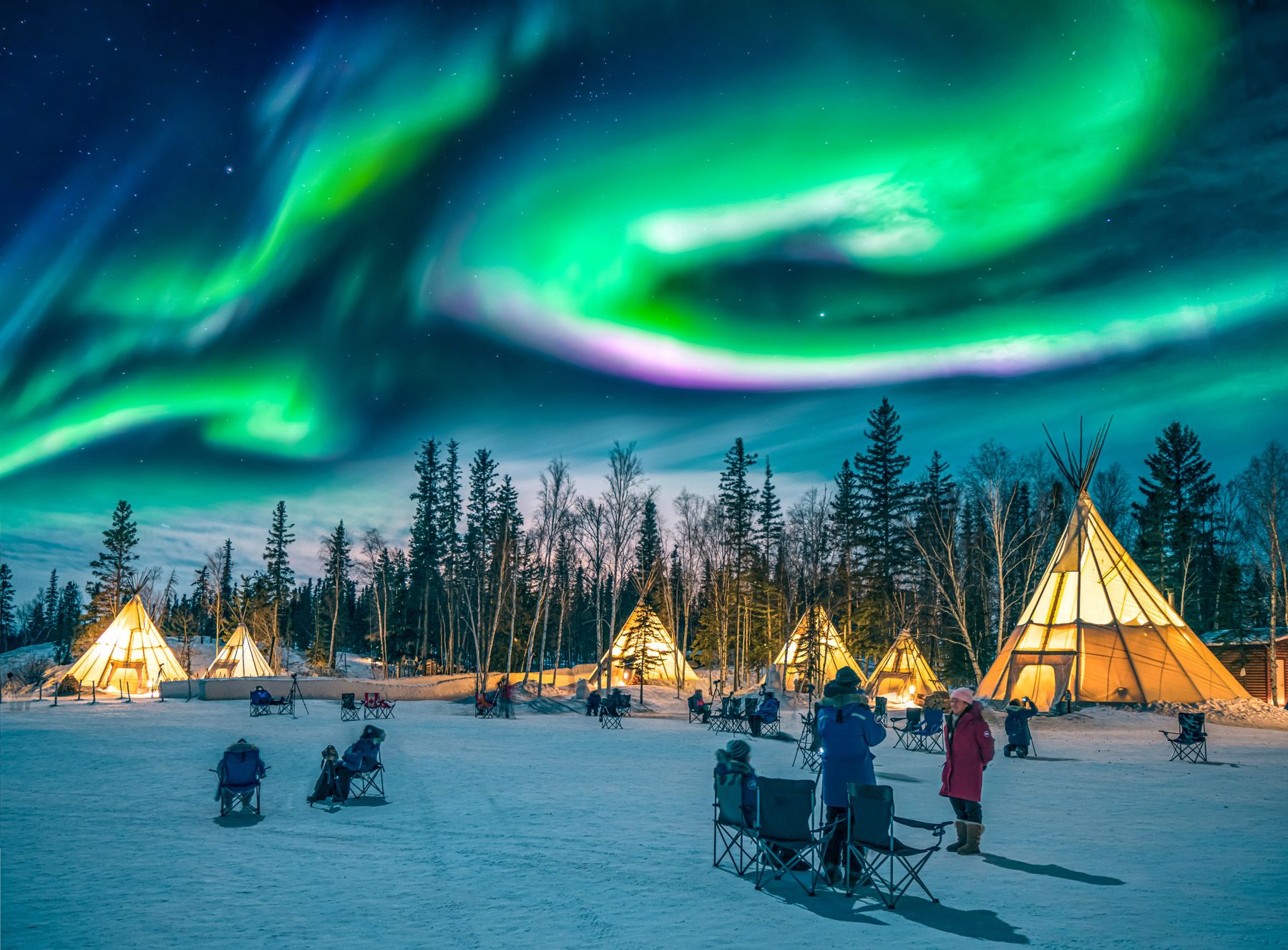 camping familiar de la aurora boreal